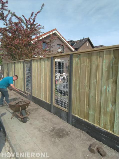 Hout beton schutting met schermen van betongaas