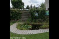 Tuin met vijver en vlonder