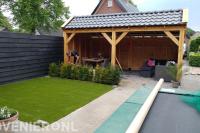 Tuinaanleg met bestrating, kunstgras en houten kapschuur