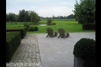 Landelijke tuin met groot gazon en natuurlijke vijver 1