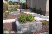 Plantenbakken van stapelblokken in vakken met rood split 2