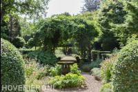 Natuurlijke tuin met waterornament