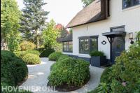 Tuin met heesters in bolvorm en looppaden van grind 1