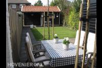 Kleine achtertuin met gazon