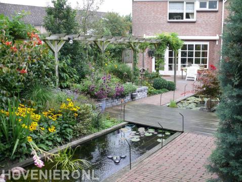 Groene tuin met pergola en lange vijver 1