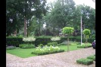 Voortuin met gazon en oprit van gebakken klinkers