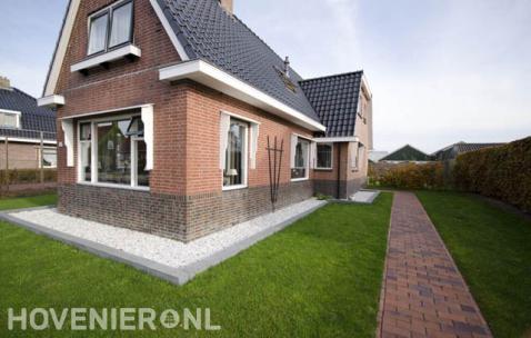 Gazon en tuinpad bij woning