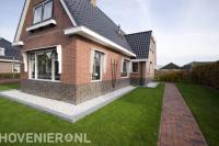 Gazon en tuinpad bij woning