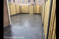 Achtertuin bestraten en hout beton schutting plaatsen