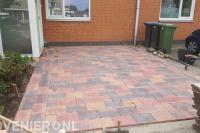 Oprit bestraten met gekleurde klinkers