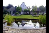 Villatuin met terras, gazon en vijver