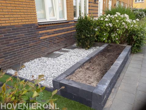 Onderhoudsarme tuin met plantenbak en grind