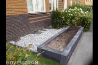 Onderhoudsarme tuin met plantenbak en grind