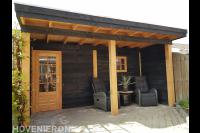 Houten tuinhuis met overkapping