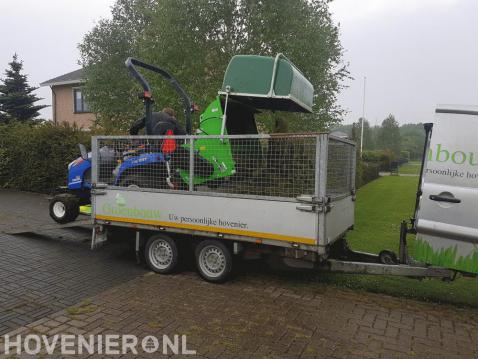 Gras afvoeren met aanhangwagen