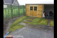 Houten schuurtje met overkapping