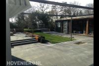 Aanleggen moderne tuin met bestrating, gazon en overkapping 1