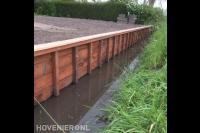 Houten beschoeiing langs het water