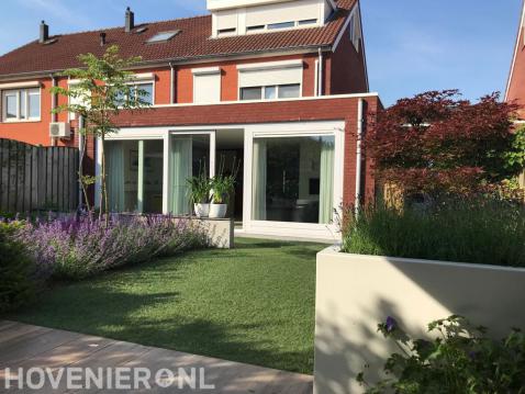 Moderne tuin met overkapping en witte bloempotten en plantenbakken 2