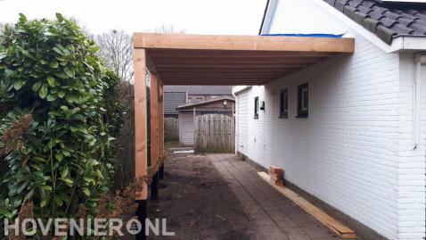 Houten overkapping aan woning