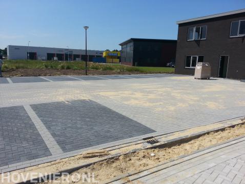 Bedrijfsterrein en parkeerplaatsen bestraten