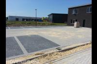 Bedrijfsterrein en parkeerplaatsen bestraten