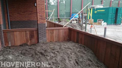 Houten beschoeiing plaatsen