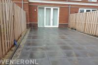 Achtertuin bestraten met betontegels
