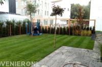 Tuinaanleg met bestrating, graszoden, hekwerk, pergola en haag