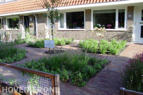 Aanleggen kleine voortuin met groene borders en bestrating 2