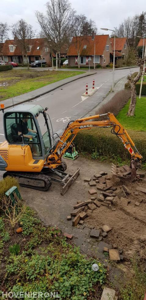 Oude bestrating verwijderen met minikraan