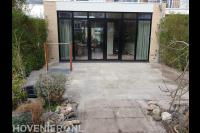 Bestrating van betontegels in achtertuin