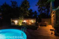 Buitenverlichting in tuin met zwembad en zithoek 1