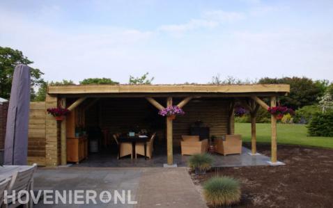 Terras met tuinmeubels onder houten overkapping