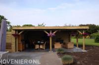Terras met tuinmeubels onder houten overkapping