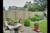 Hout beton schutting met wit grijze betonelementen