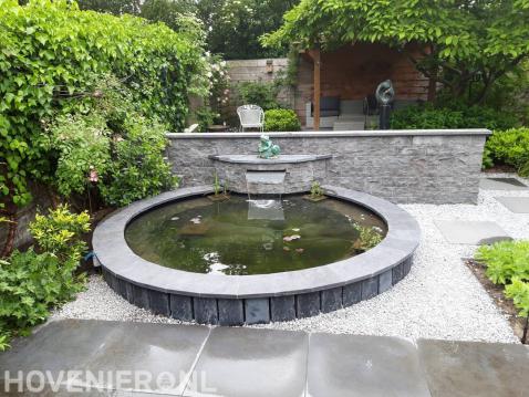 Kleine ronde vijver met watermuur