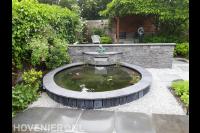 Kleine ronde vijver met watermuur