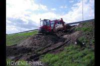 Grondwerk met minigraver langs snelweg