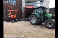 Grond leveren met tractor met kipper