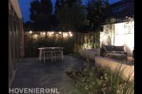 Lounge achtertuin in de avond gefotografeerd