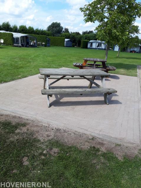 Bestraten van zitplaats met picknicktafels