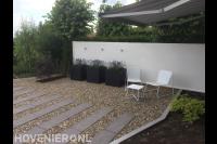 Onderhoudsarme tuin met bloembakken en grind met stapstenen