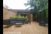 Achtertuin met houten vlonder en pergola