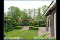 Groene tuin met houten pergola