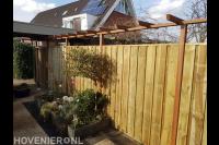 Houten schutting met pergola