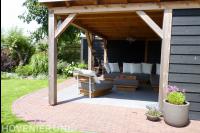 Houten overkapping met loungeset 2