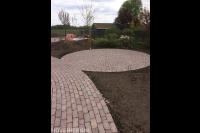 Rond terras en looppad van rode gebakken klinkers