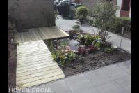 Kleine vijer met houten vlonder