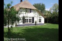 Boerderijtuin met gazon en leibomen